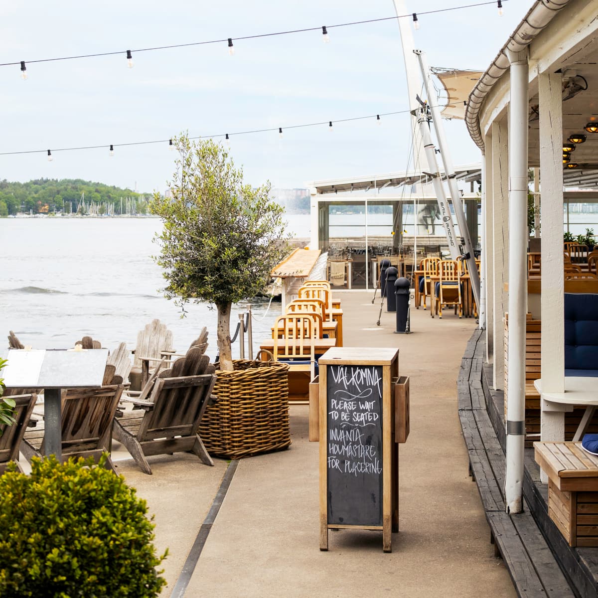 En restaurang med en skylt på sidan av byggnaden.