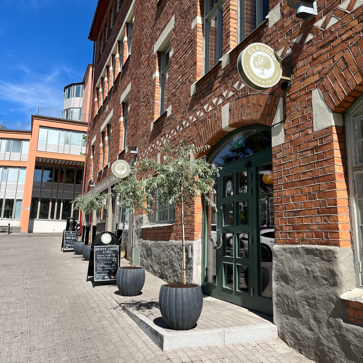 En tegelbyggnad med en skylt på framsidan.