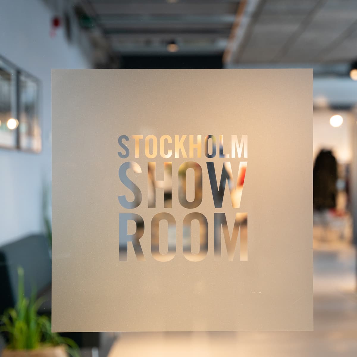 En glasskylt med texten ”Stockholm Showroom”.