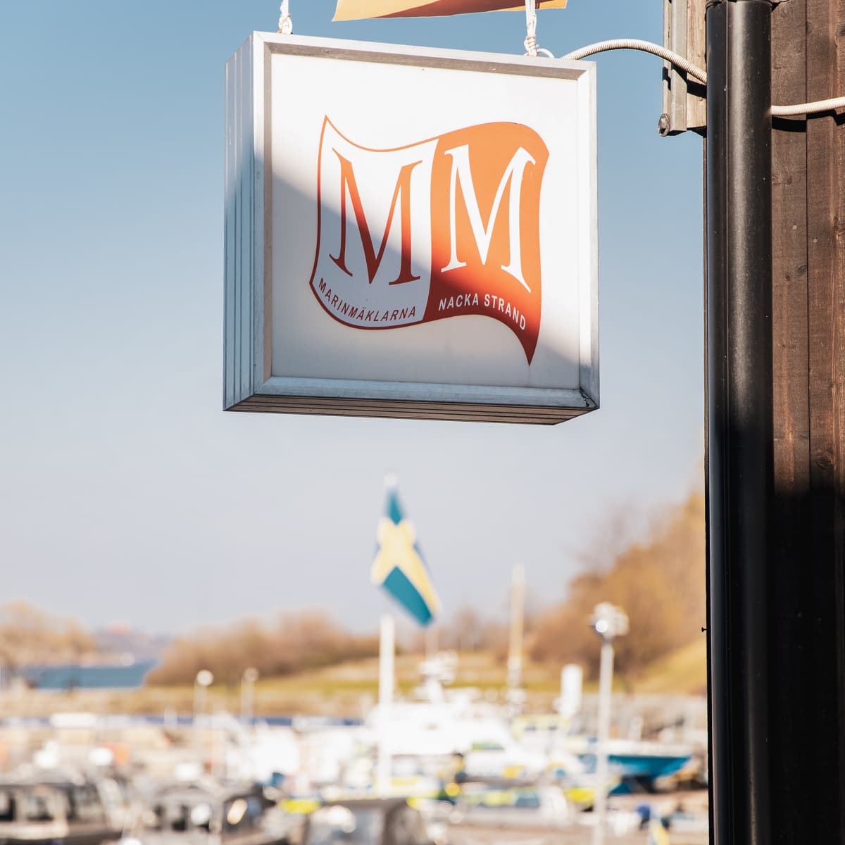 En skylt som hänger på sidan av en byggnad.