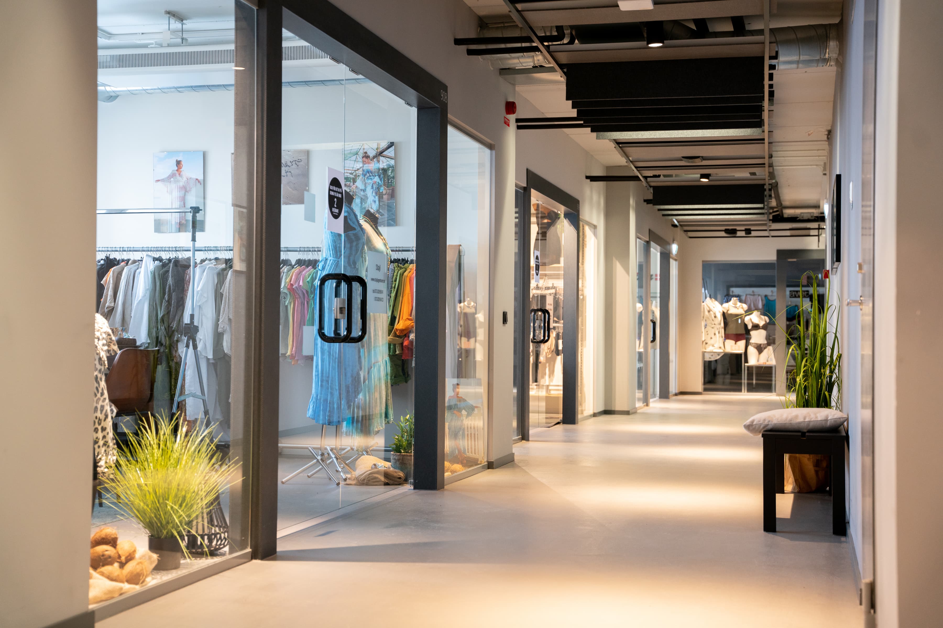 Ett showroom med ett stort utbud av kläder.
