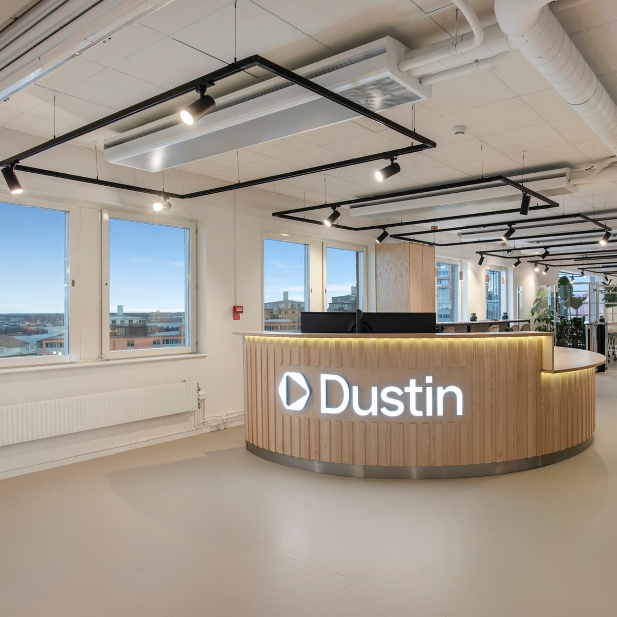 Ett stort kontor med ett skrivbord och ett stort fönster.