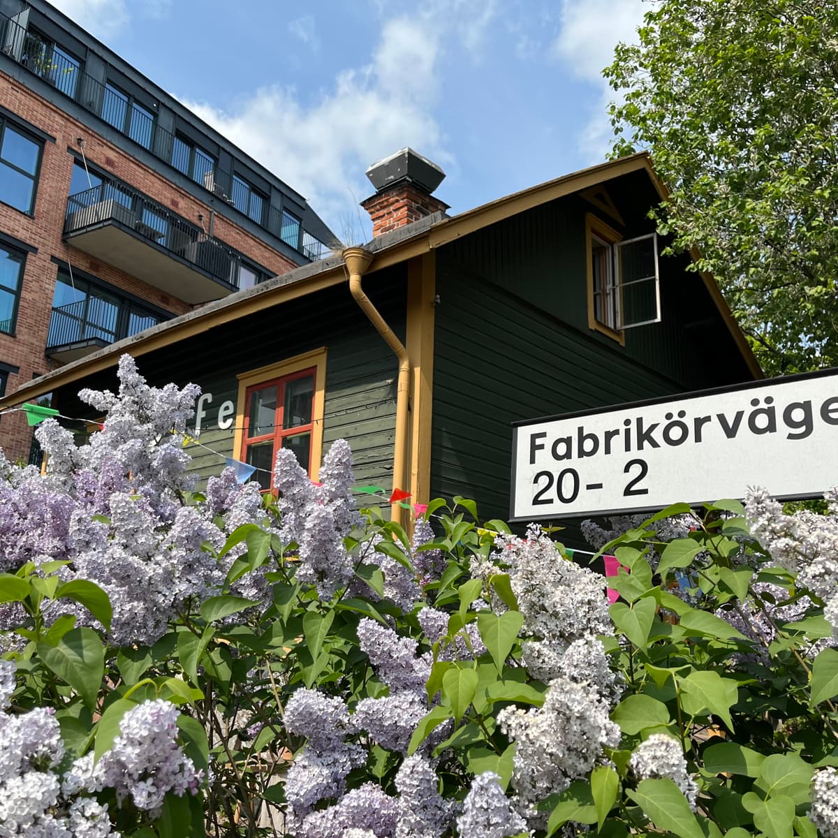 En gatuskylt framför en byggnad.