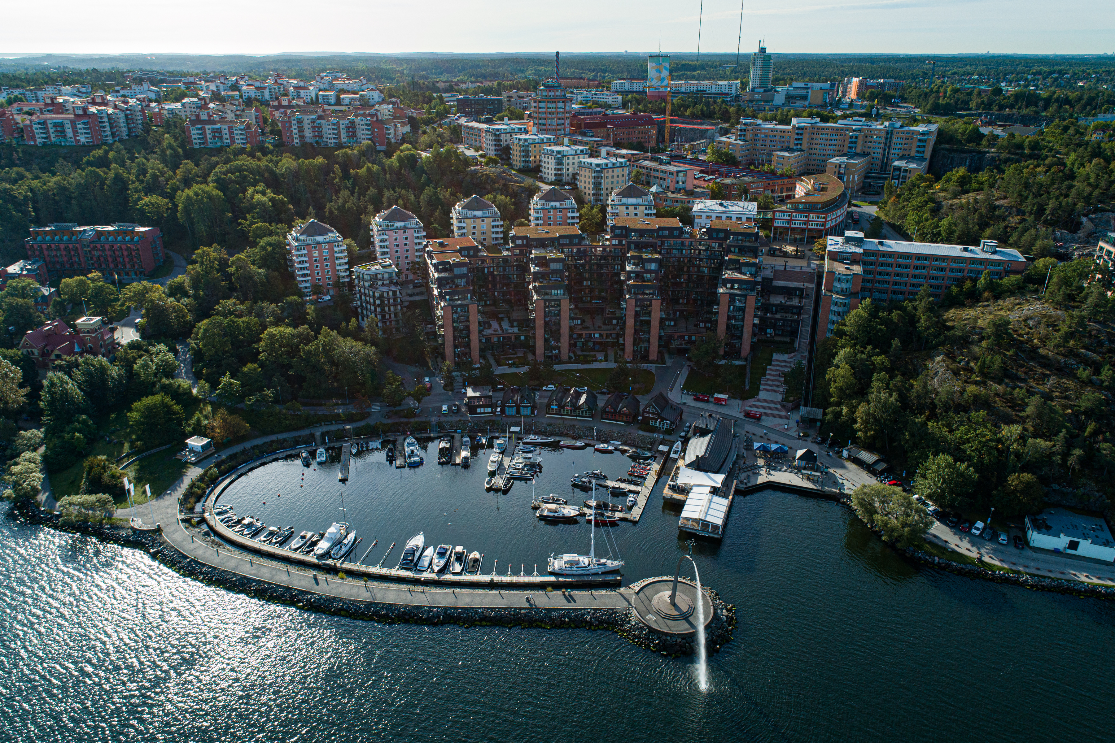 En flygbild av en marina med båtar i vattnet.