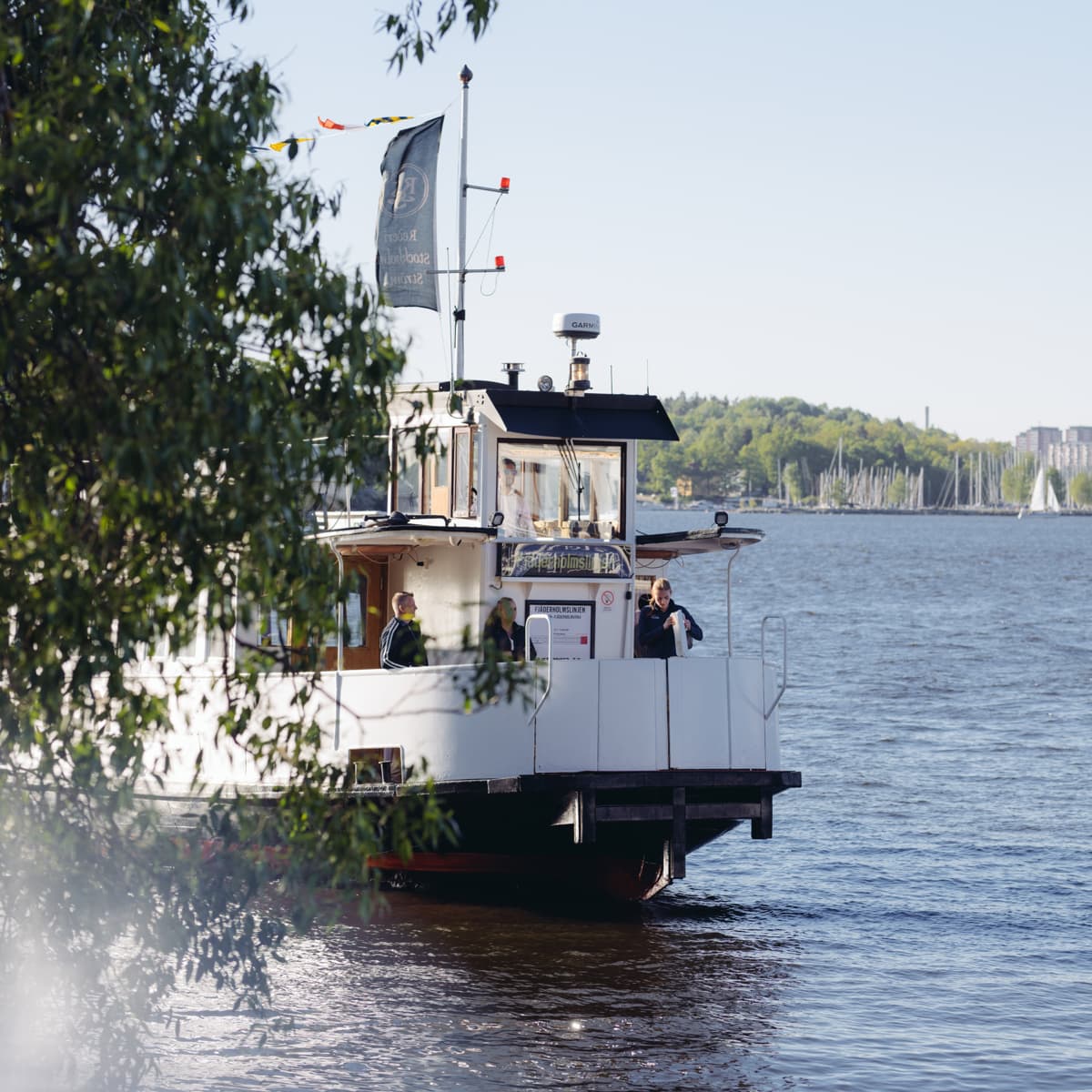 En stor båt som flyter på en sjö.