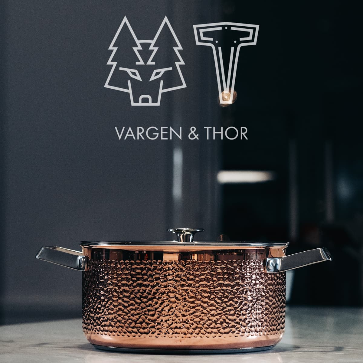 En kastrull med lock på ett bord.