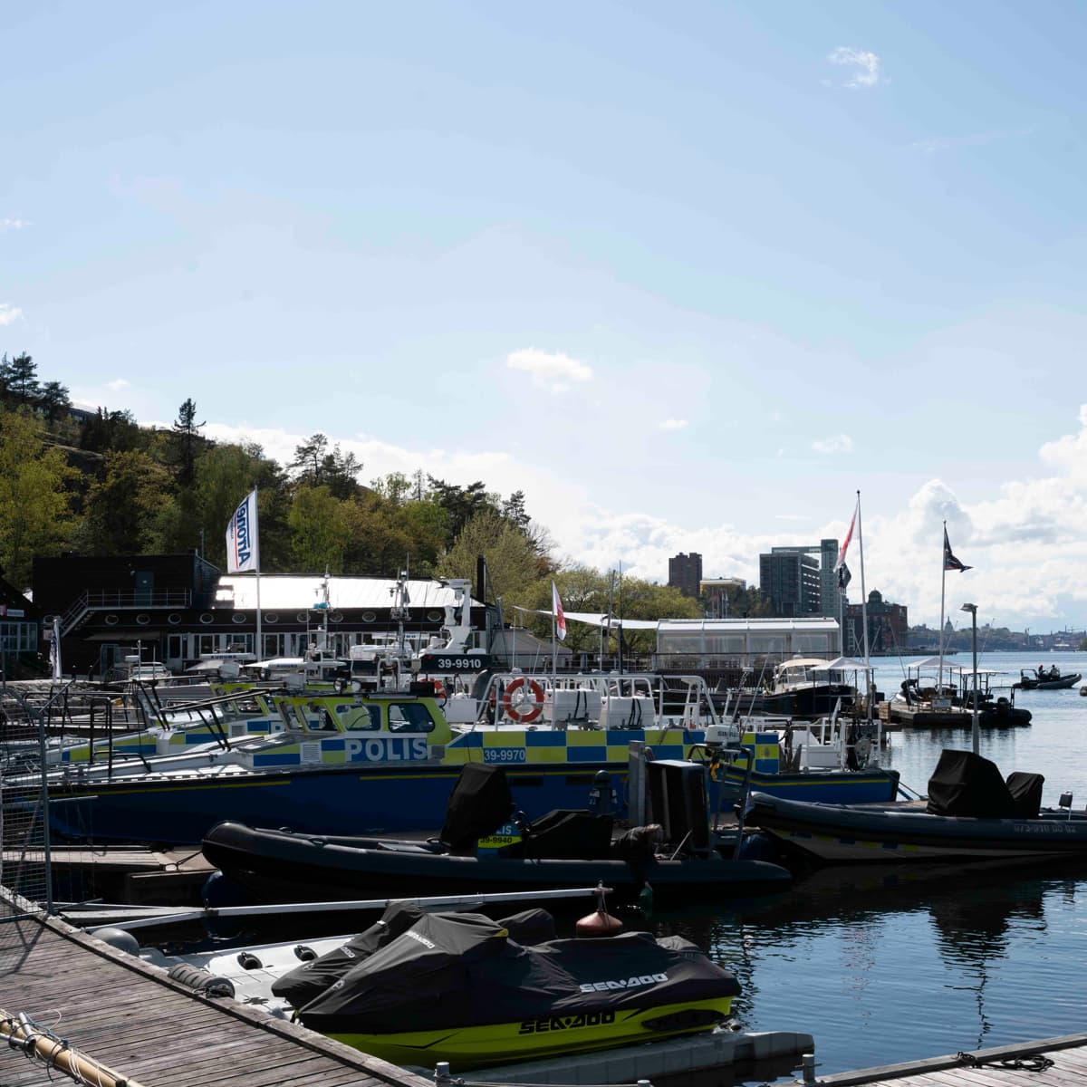 En hamn full av massor av små båtar.