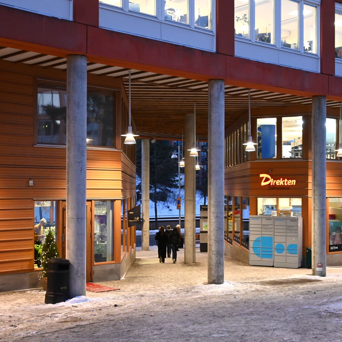 En byggnad med massor av lampor på sig.